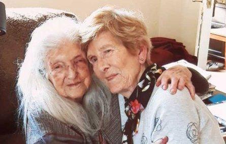 شاهد كيف التقت أم عمرها 104 أعوام بابنتها 81 عامًا