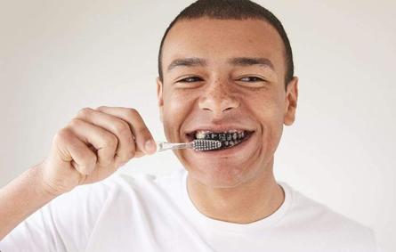 دراسة تحذر: خطورة معجون الفحم على الاسنان قد تصل للسرطان