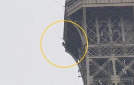 شاهد.. رجل متهور يتسلق برج إيفل ويثير فزعاً كبيراً في باريس