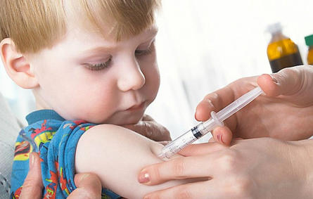 كيف أتعامل مع تورم مكان التطعيم لدى طفلي؟