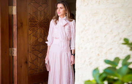 أزياء صيفية ناعمة من الملكة رانيا
