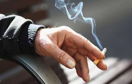 علماء يأكدون: أعقاب السجائر خطر على البيئة