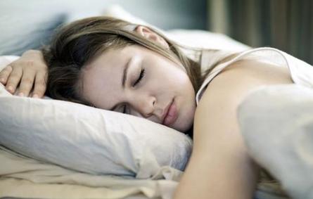 من ينام أكثر الرجال أم النساء؟.. دراسة حديثة تجيب