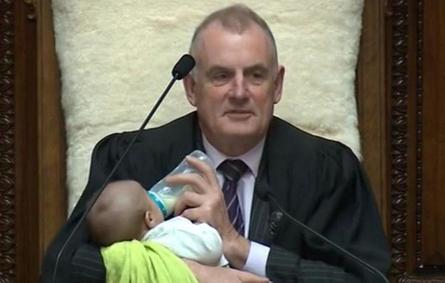شاهد.. رئيس البرلمان يُرضع طفلاً خلال جلسة نقاش مهمة في نيوزيلندا