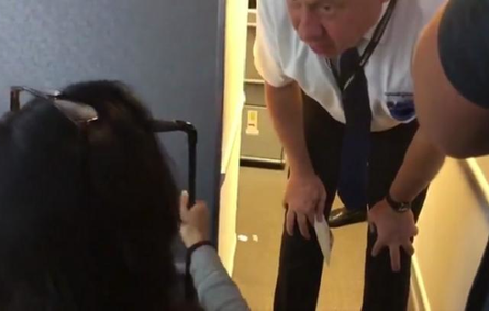 بالفيديو... طبيب يطلب من امرأة مغادرة الطائرة حفاظًا على صحة الركاب