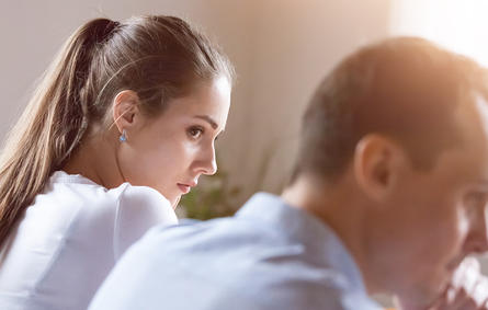 5 أسباب نفسية للمبالغة في الغيرة الزوجية