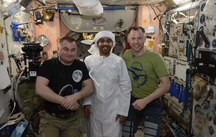 هزاع قبل العودة للأرض غدا: رواد الفضاء أحاطوني بالحب وتناولوا طعام إماراتي