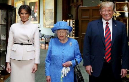 ملابس ملكة بريطانيا إليزابيث تكشف آراءها السياسية.. وهذا اللون يكشف موقفها من «بريكست»