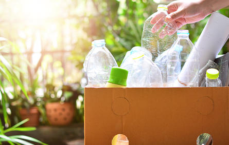إعادة تدوير النفايات البلاستيكية إلى مستحضرات تجميل