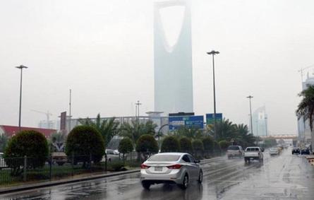 توقعات بأمطار وأتربة في عدد من المناطق السعودية