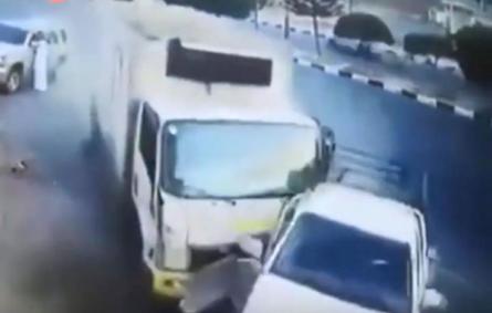 بالفيديو.. مواطن ينجو من حادث مروع بأعجوبة