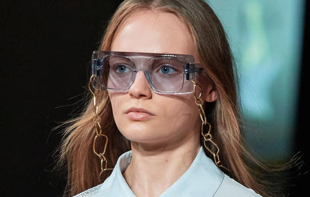 أبرز صيحات نظارات شمسية موضة 2020 بحسب شكل الوجه