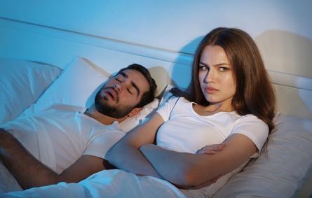 ما هي فوائد النوم المنفصل للأزواج؟