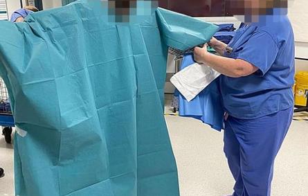 أطباء يرتدون ستائر المستشفيات لنفاد ملابس الوقاية