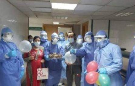 مصريان يحتفلان بعيد الزواج الأول داخل مستشفى العزل
