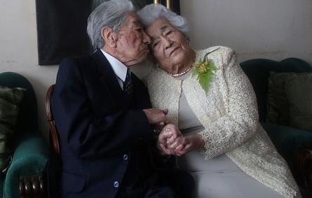 أقدم زوجين في العالم يدخلان موسوعة غينيس