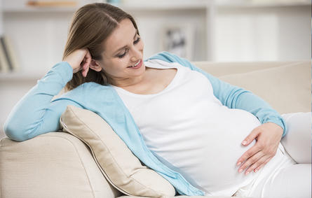 أسباب الإفرازات البنية الغامقة بداية الحمل