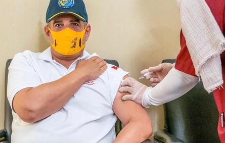 ولي العهد البحريني يتطوع في التجارب السريرية للقاح كورونا