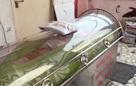 فيديو :مسن يعود إلى الحياة بعد 20 ساعة على إدخاله ثلاجة الموتى 
