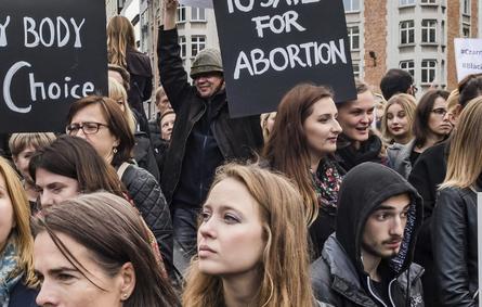 البولنديات يتظاهرن ضد قانون يحظر عمليات الإجهاض