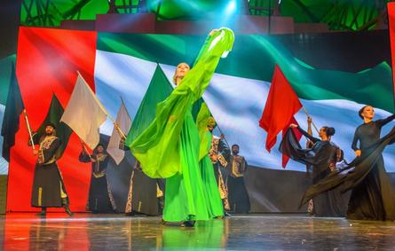 القرية العالمية في دبي تحتفل باليوم الوطني الإماراتي الـ 49