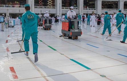  4000 عامل وعاملة ينفذون عملية تعقيم وتطهير المسجد الحرام عشر مرات يوميًّا. المصدر (واس)