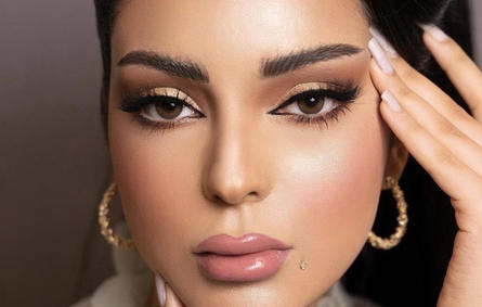 مكياج ذهبي للعروس من خبيرة التجميل فاطمة سعود -الصورة من حسابها على الانستغرام