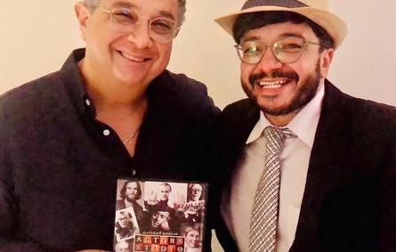 الفنان حسام داغر خلال احتفاله بكتابه الجديد «ستوديو الممثلين» مع ماجد الكدواني الذي يشارك مسلسل موضوع عائلي