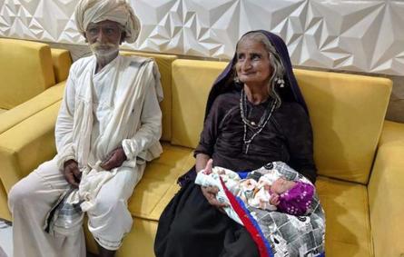 سبعينية هندية تنجب طفلها الأول بعد عقود من محاولات الإنجاب