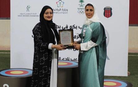 تكريم هناء حلمي مشرفة الألعاب المختلفة النسائية بنادي الرياض من قبل مديرة بطولة كأس الاتحاد للسيدات 