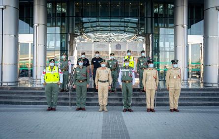 تكريم رجال شرطة دبي - الصورة من وام