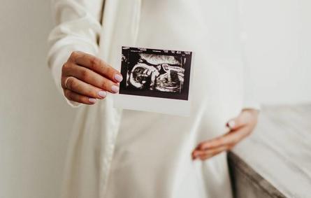 صورة لحامل سعيدة بحملها