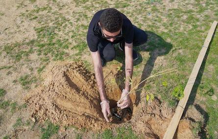 أحد الطلبة أثناء قيامة بزراعة شجرة ضمن مبادرة شرقية أجمل (الصورة من إدارة علاقات مؤسسة الأمير محمد بن فهد الإنسانية)