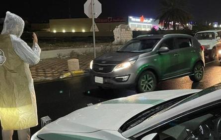 جهود رجال المرور السعودي بمحافظة القريات أثناء تنظيم الحركة المرورية في ظل الأحوال الجوية التي شهدتها المحافظة 