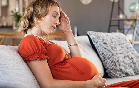 صورة لحامل تعاني من صداع الحمل