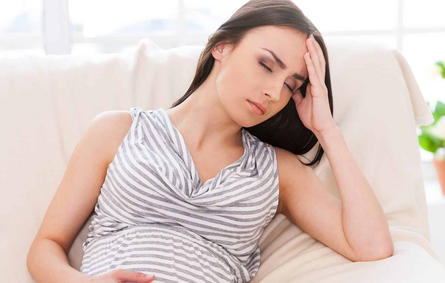 صورة لحامل تعاني من مشاكل الحمل