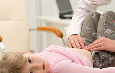 صورة لطبيب يفحص مثانة الطفلة