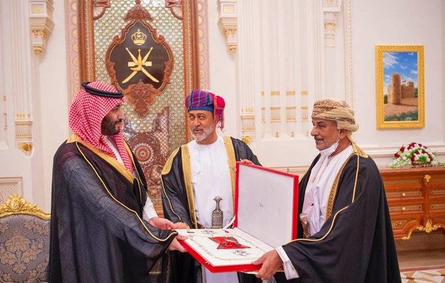 سلطان عُمان يمنح ولي العهد السعودي وسام عُمان المدني من الدرجة الأولى. الصورة من "واس"