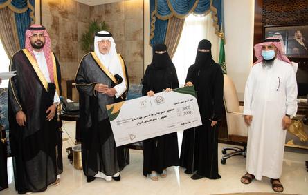 الأمير خالد الفيصل يسلم الفائزين جوائز مسابقة "الإبداع في الوسطية والاعتدال"
