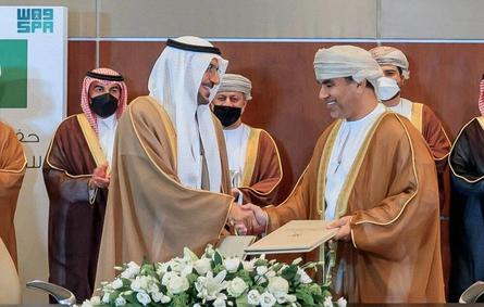 توقيع 13 مذكرة تفاهم تتعلّق بالعمل المُشترك بالقطاعات الاقتصادية بين السعودية وعُمان 