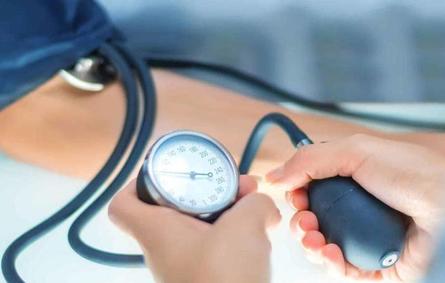 أعراض ارتفاع ضغط الدم والنسب الطبيعية في سن الـ 60