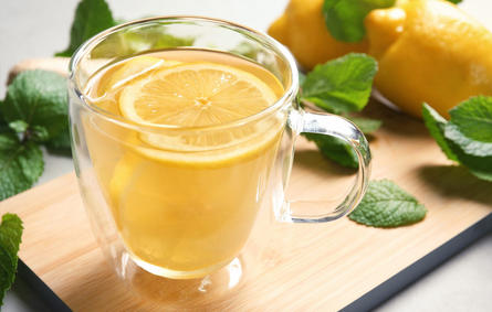 الماء الساخن مع الليمون في الصباح.. ما قصة هذه الوصفة الرائجة؟