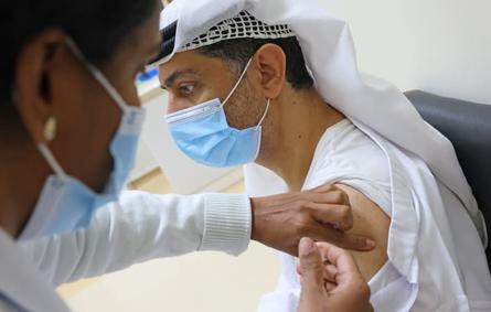 "أبوظبي للصحة العامة" تُطلق مبادرة لتطعيم كبار السن ضد كورونا
