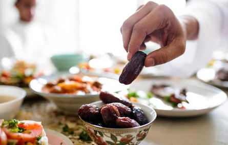 كيف تتخلصين من العادات السيئة للطعام في رمضان؟