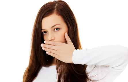 رائحة الفم الكريهة: طبيب يطلعك على كيفية التخلص منها