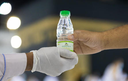 38 ألف لتر ماء زمزم توزع يوميًّا ساعة الإفطار في المسجد الحرام