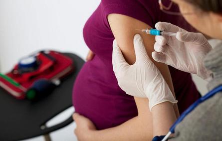 استشاري سعودي: تطعيم الأطفال دون 12 عاماً قريباً