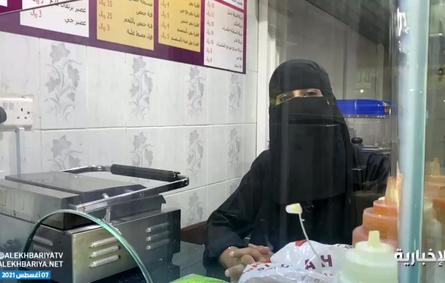 سعودية تدير مقهاها الخاص بعد ترك وظيفتها