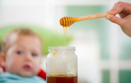 متى تطعمين طفلك العسل؟ ... الفوائد والسلامة والاحتياطات 