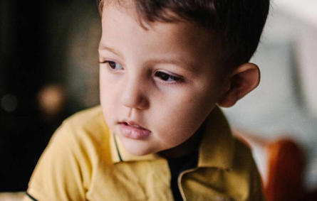 قد يعاني الطفل من الاكتئاب في مرحلة الطفولة
